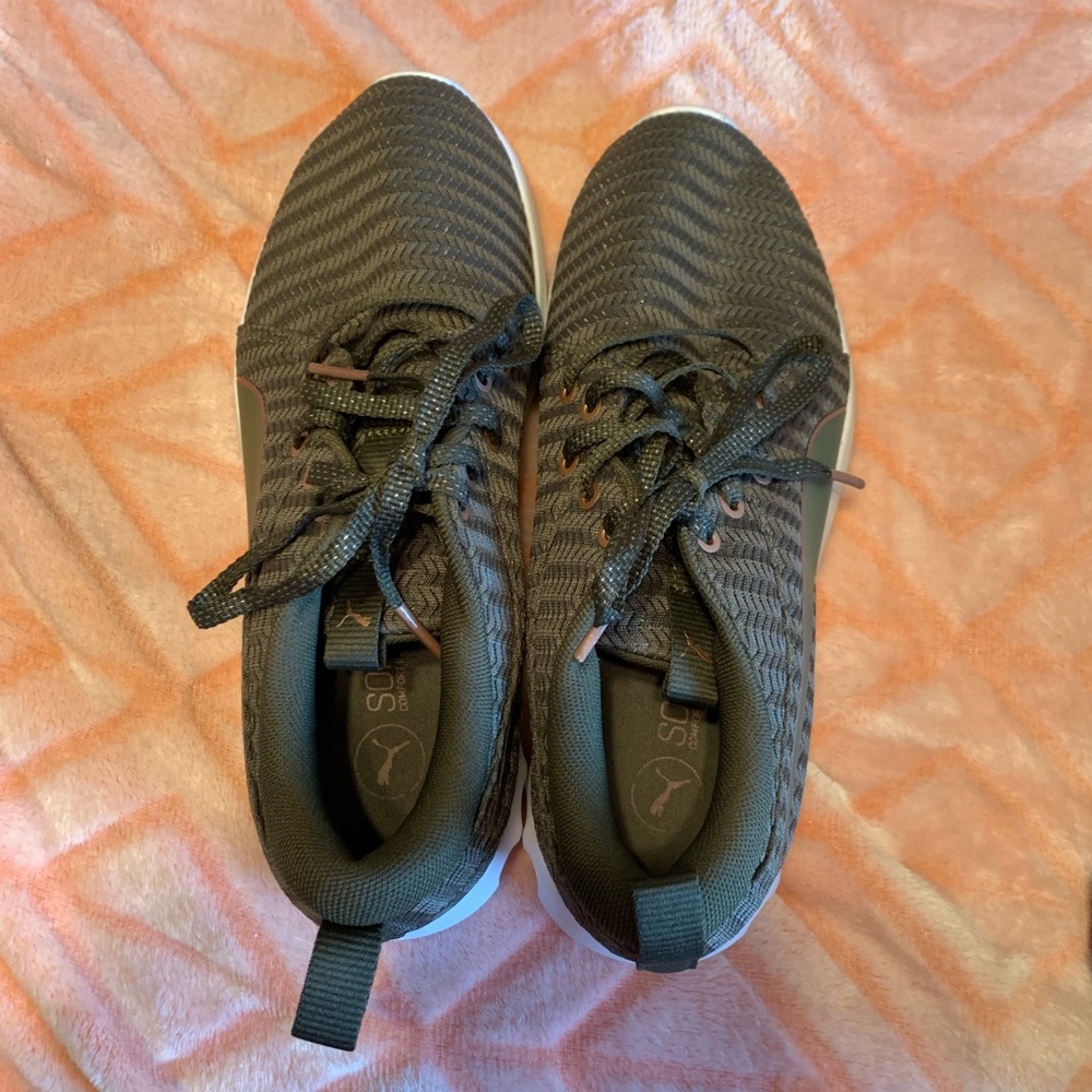 Puma soft foam tennis shoes